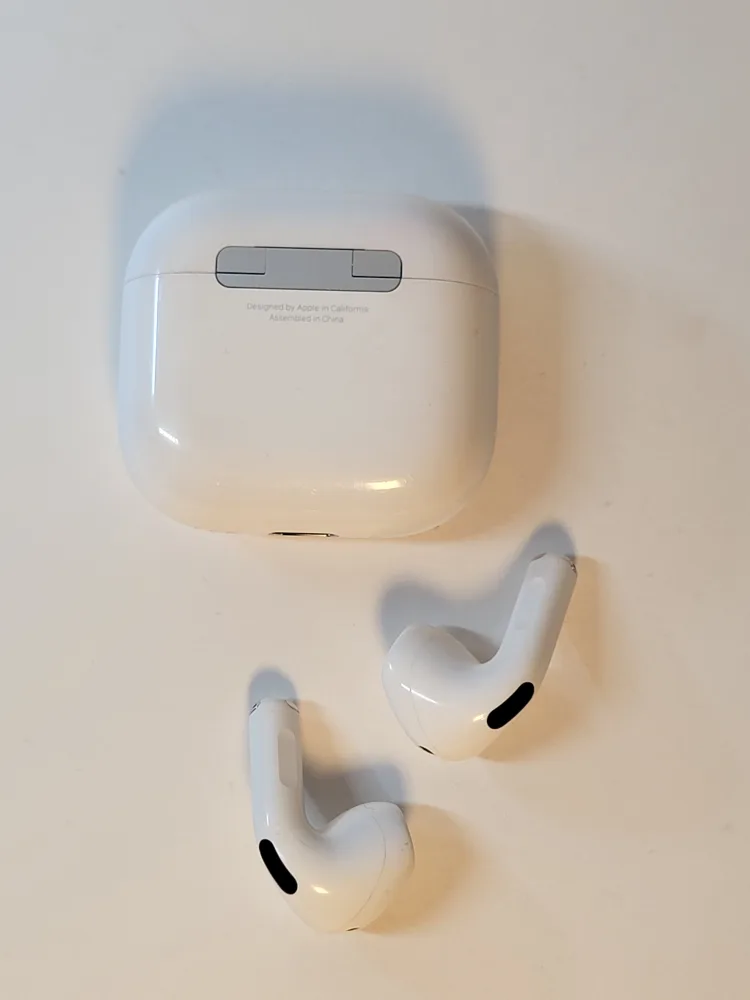 Apple AirPods 4 with Charging Case image indicator(4)