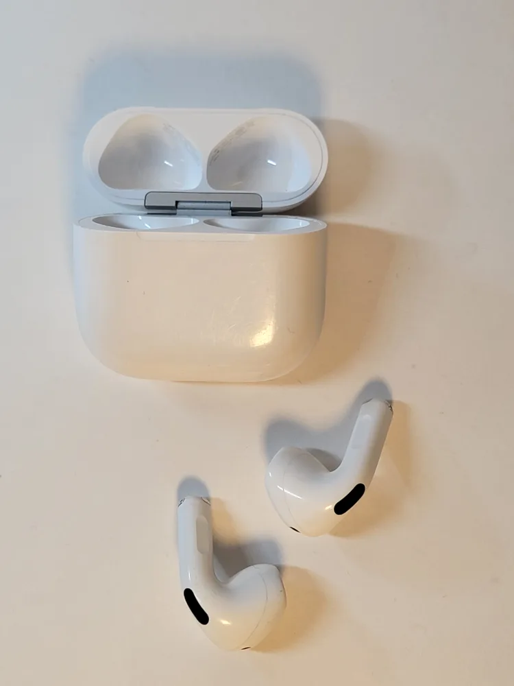 Apple AirPods 4 with Charging Case image indicator(5)
