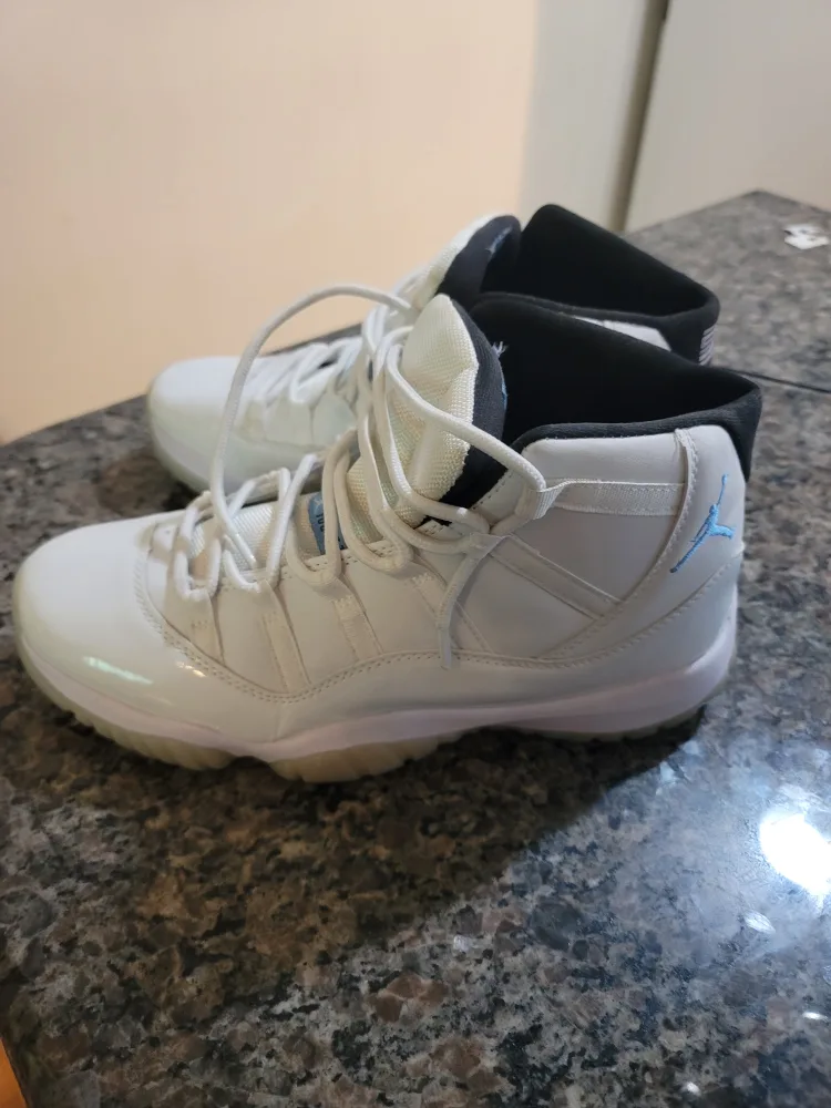 Mens Size 11 Sneakers. image indicator(3)