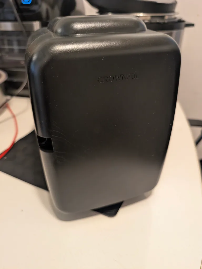 black CROWNFUL Mini Fridge - 4 Liter/6 Can - White image indicator(6)