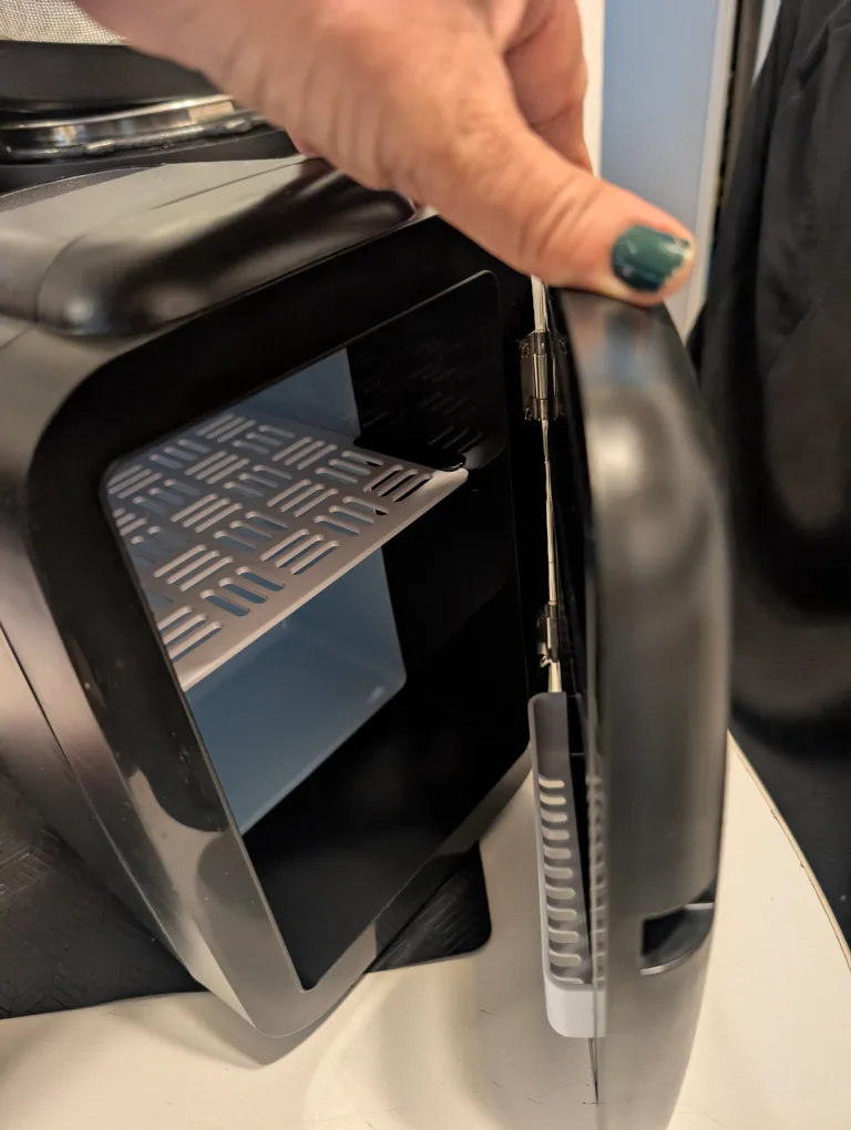 black CROWNFUL Mini Fridge - 4 Liter/6 Can - White image indicator(7)