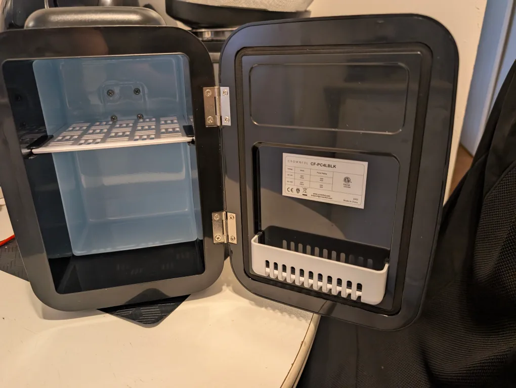 black CROWNFUL Mini Fridge - 4 Liter/6 Can - White image indicator(8)