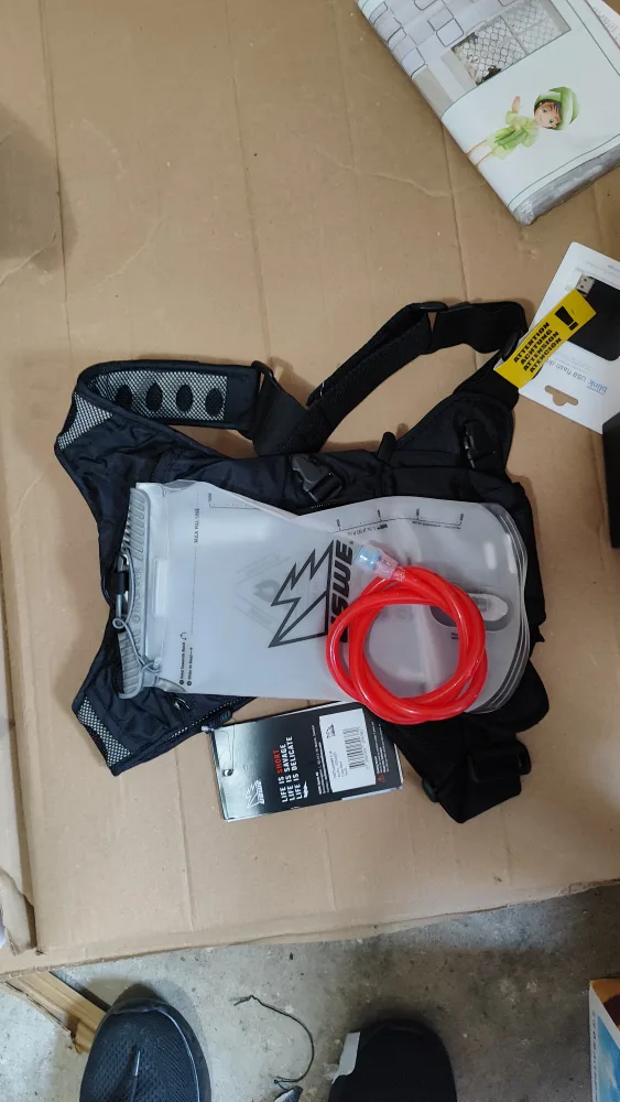 USWE Vertical 4 Hydration Pack image indicator(8)