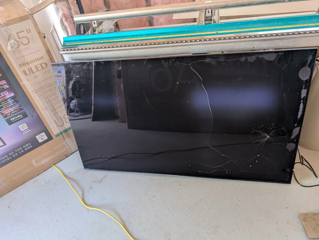 Brand New Broken Screen Hisense QLED 65” TV For Sale thumbnail