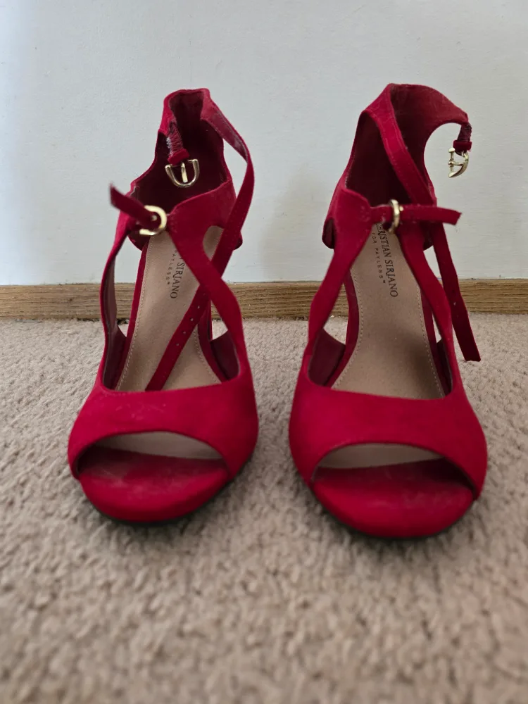 Red high heels thumbnail