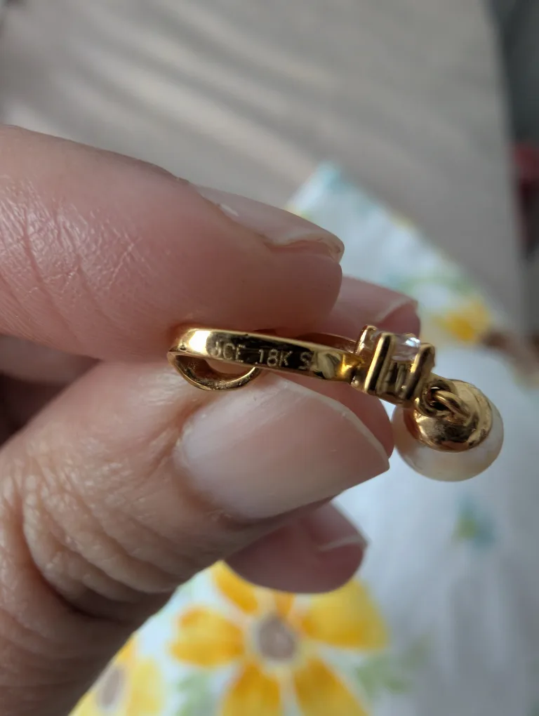 18 CT. Gold Pendant with pearl and a diamond image indicator(2)