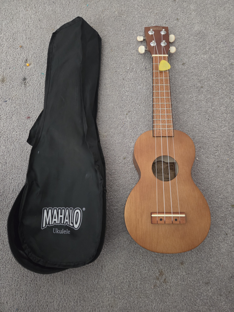 Mahalo Ukulele with Case and picks