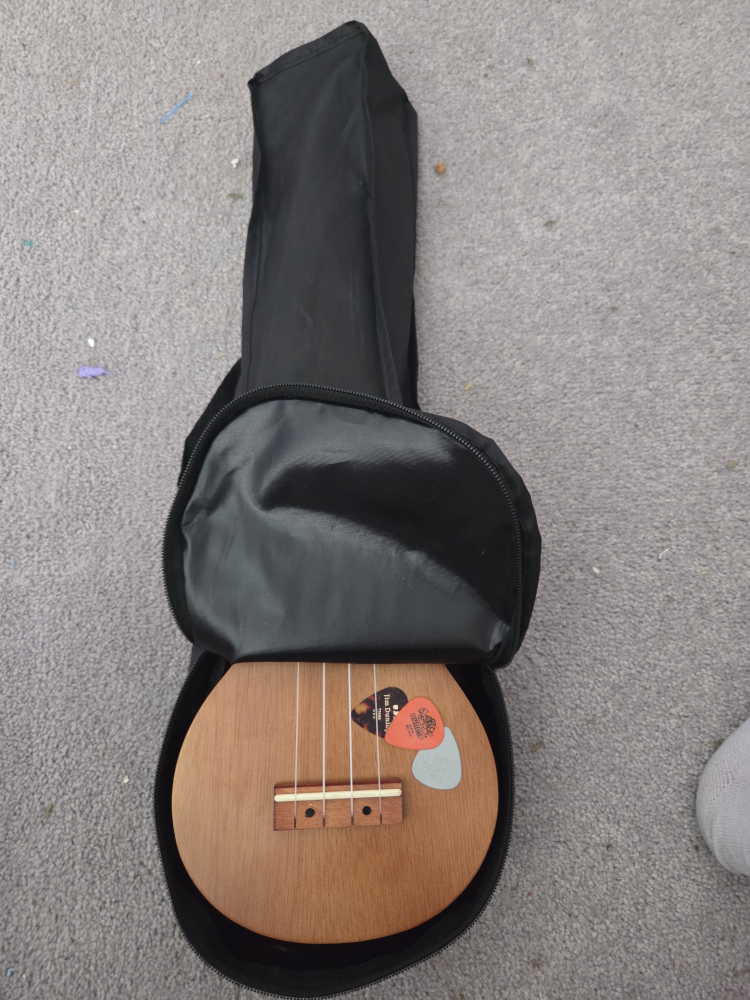 Mahalo Ukulele with Case and picks - photo 2