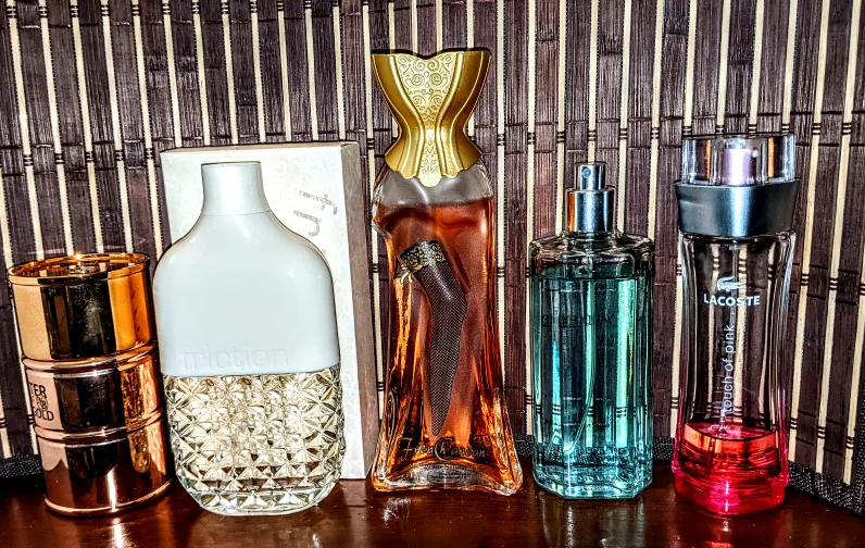 Lot of assorted perfumes image indicator(2)