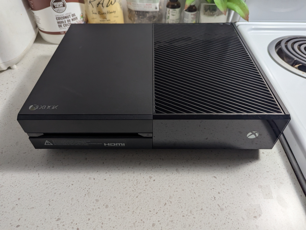 1TB Cleaned & Dusted Xbox One with a Controller & 2 Games - photo 3