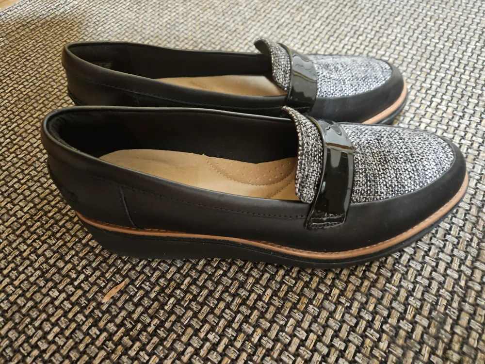 Clarks Shoes size 9 image indicator(2)