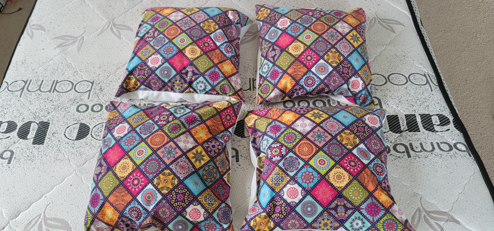 4 Throw Pillows with cover - photo 3