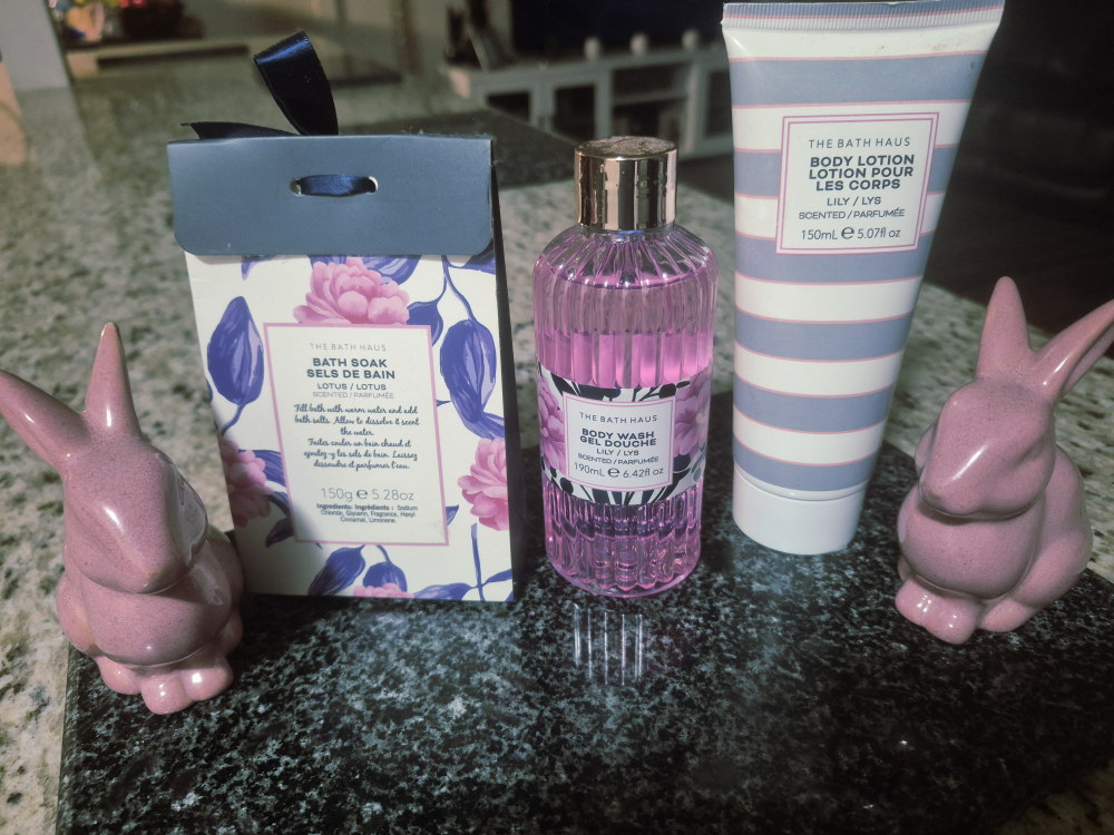 The Bath Haus Lily/Lys Bath Set