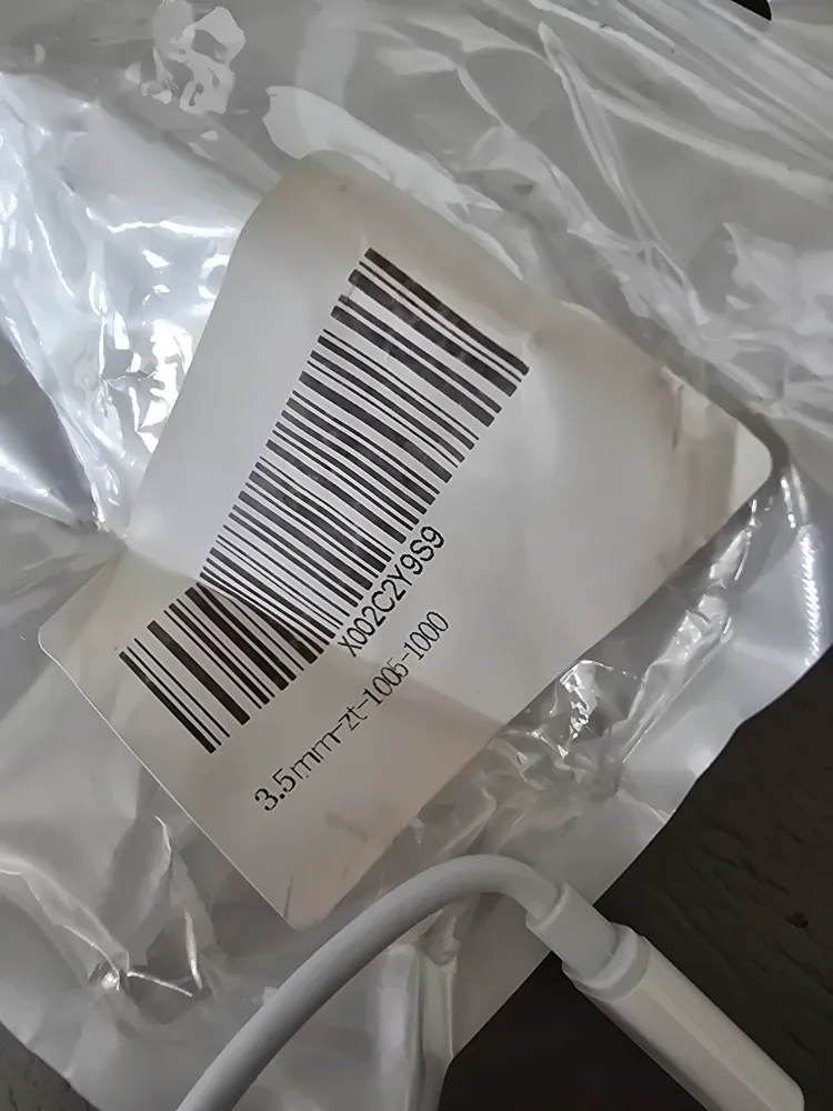 Apple Lightning to 3.5 mm Headphone Jack Adapter - New thumbnail