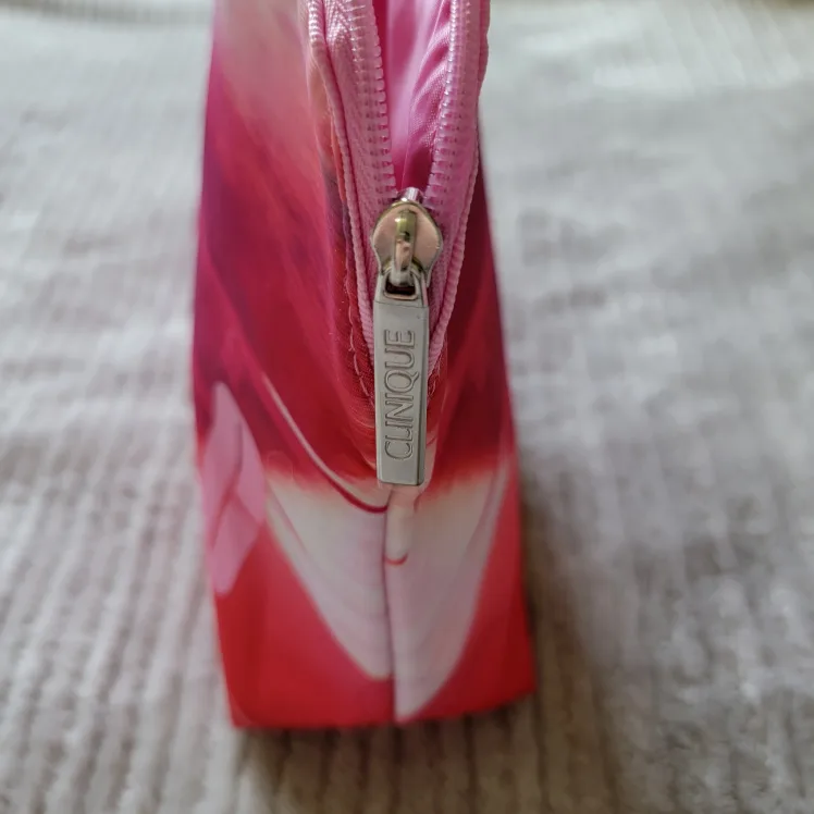 💫NWOT💫 Clinique || set of 2 pink cosmetic bags image indicator(4)