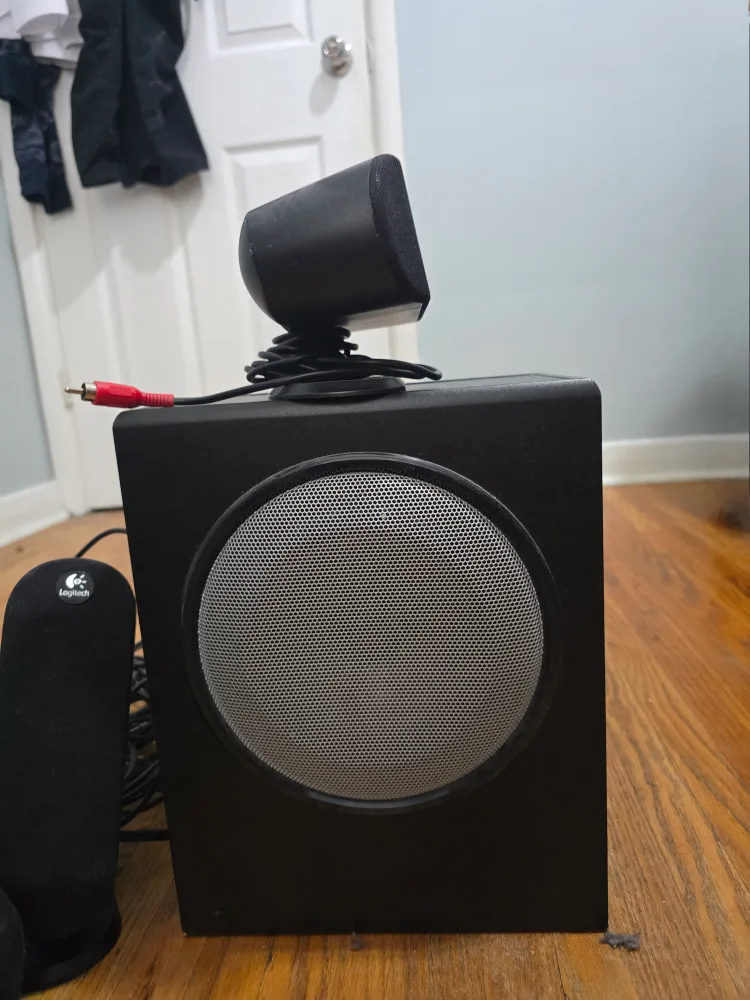 Logitech 5.1Speakers. 1 Subwoofer and 5 speakers image indicator(3)
