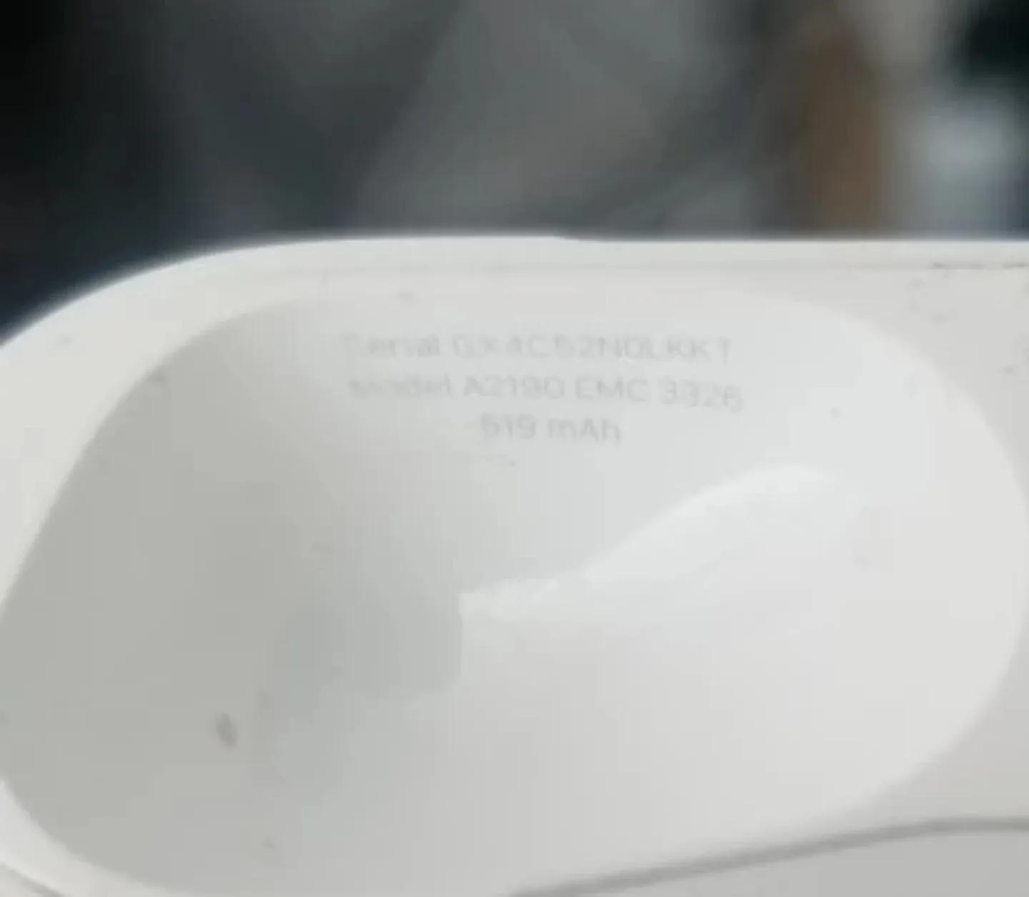 Apple AirPods Pro Charging Case image indicator(4)