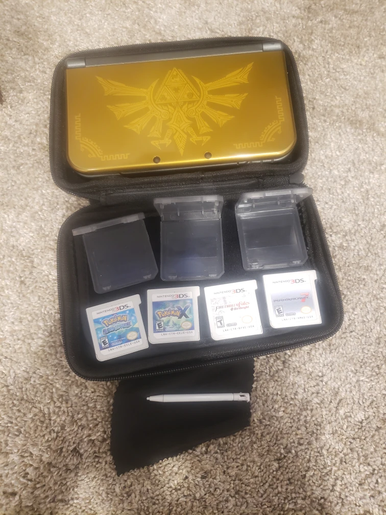 Nintendo 3DS XL Zelda Edition w/ Games