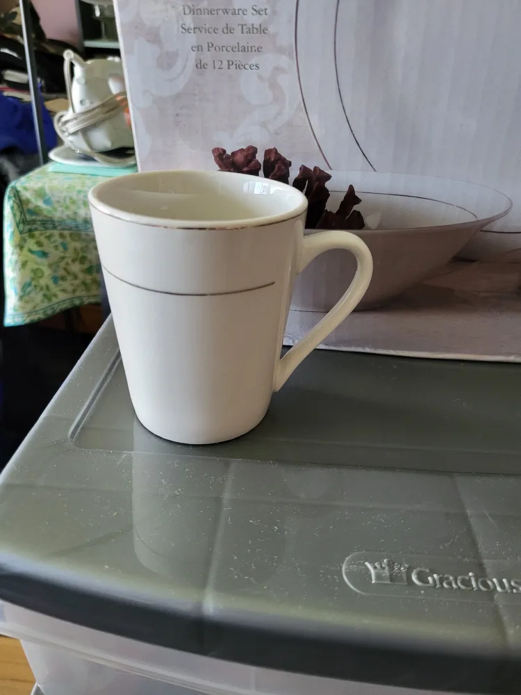 Gibson Home Tuxedo Deluxe 12 Piece Dinnerware Set image indicator(3)