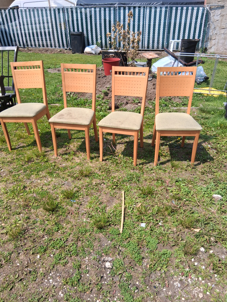 Set of 4 wooden chairs