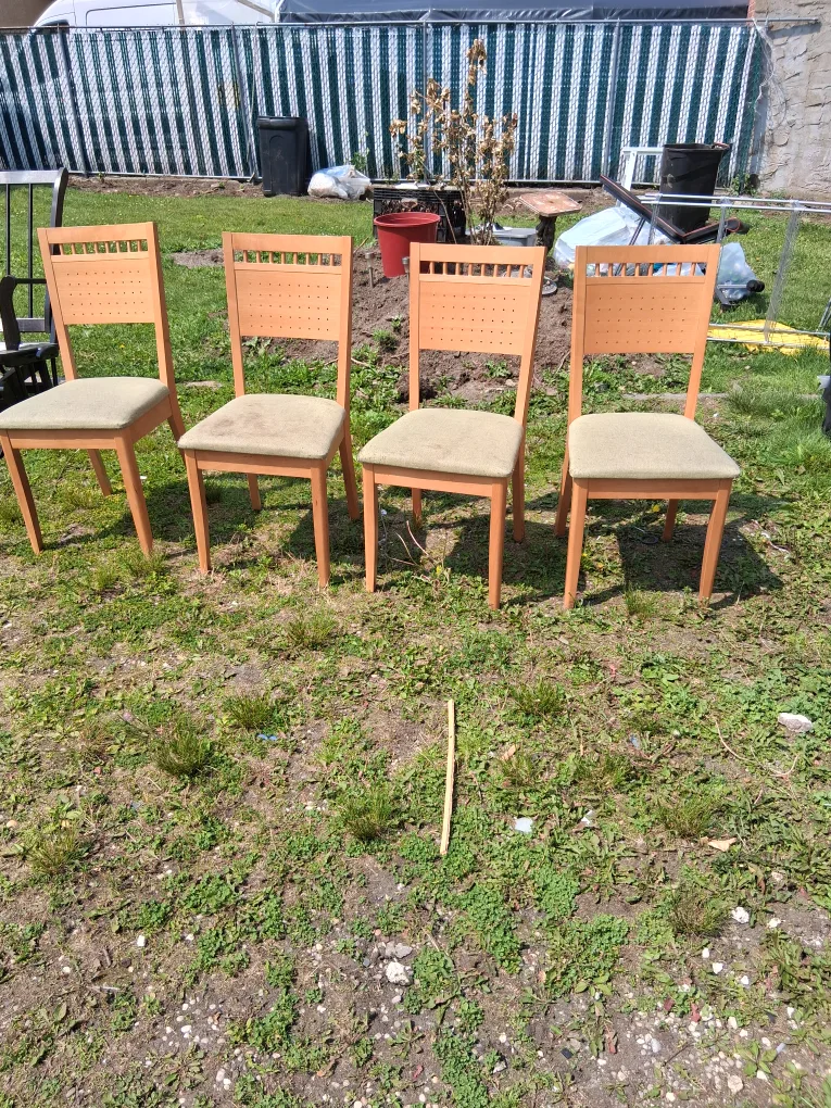Set of 4 wooden chairs thumbnail