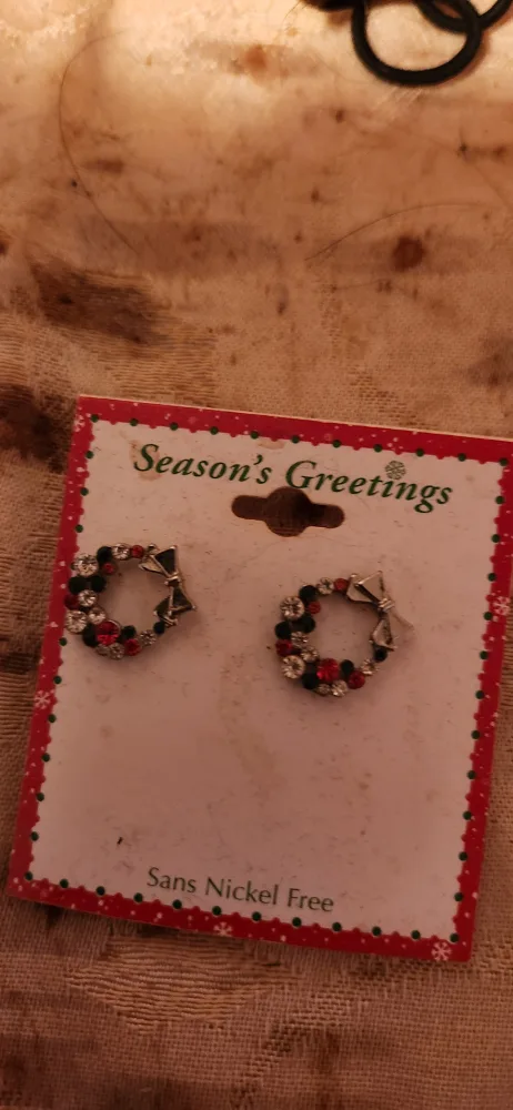 Season's Greetings Christmas Wreath Earrings - New! freecycle 🏆 thumbnail