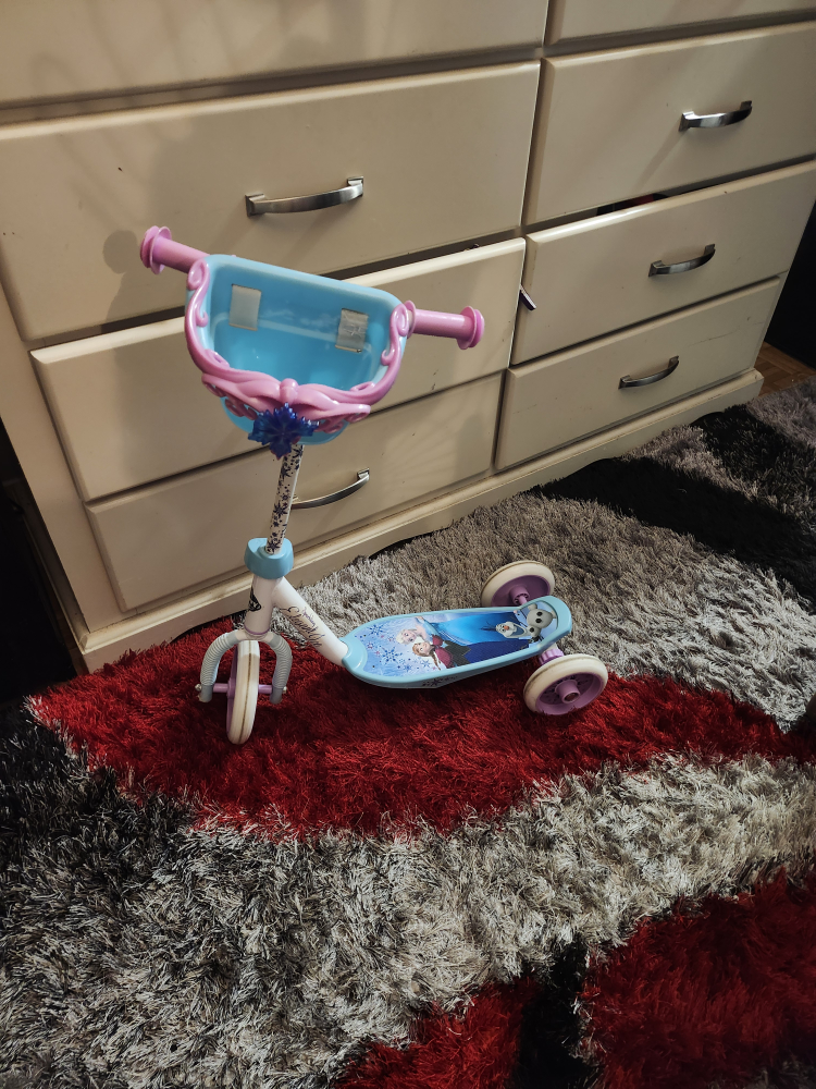 Disney Frozen Kids' 3-Wheel Scooter