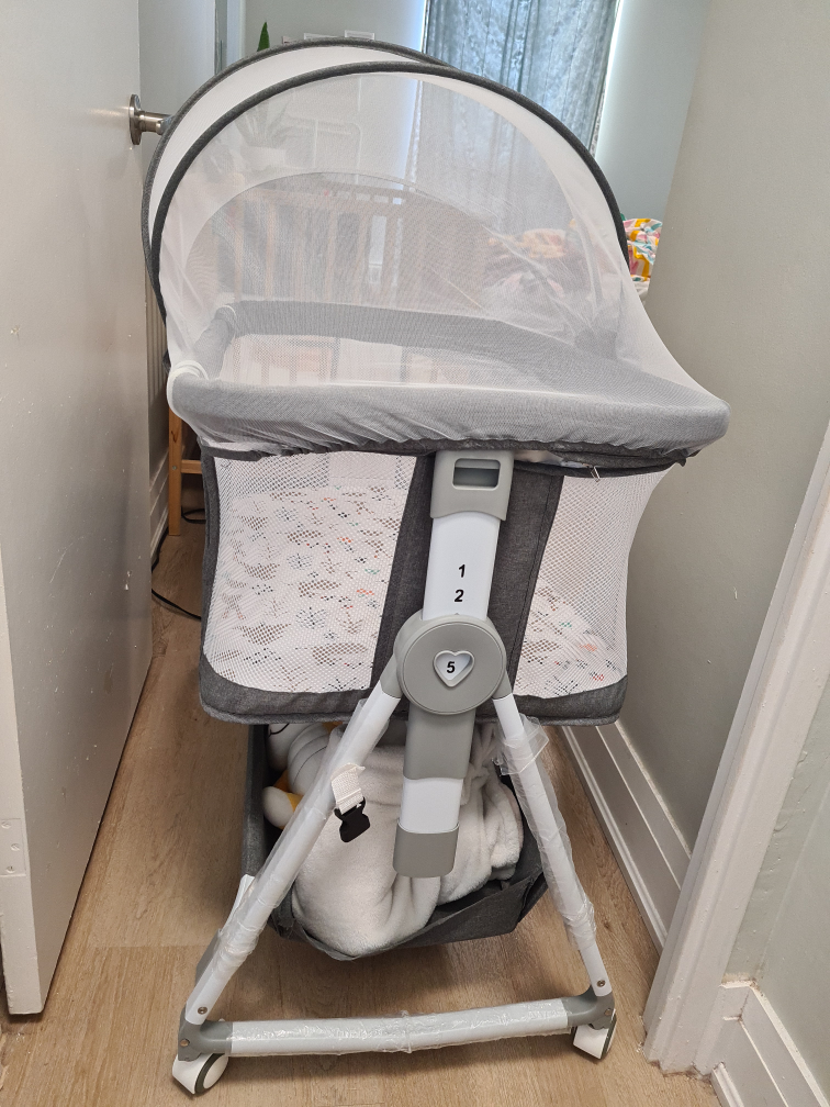 Portable baby bassinet with crib sheets 2 pack and mosquitos net - photo 4