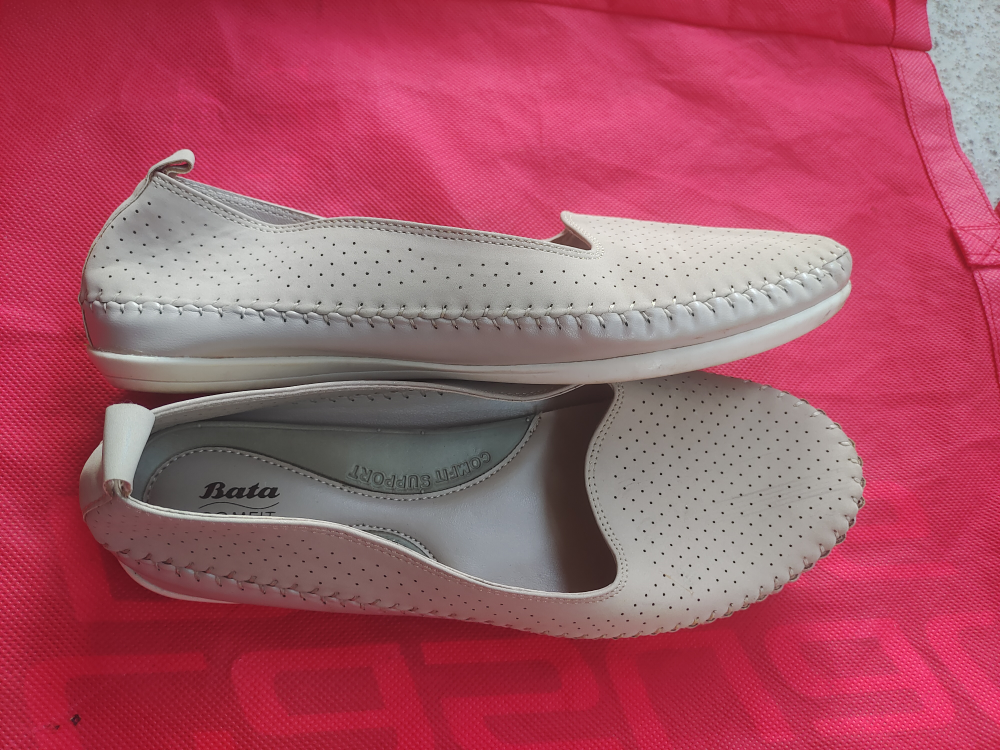 Bata Comfit Women's Beige Flats, Size 7