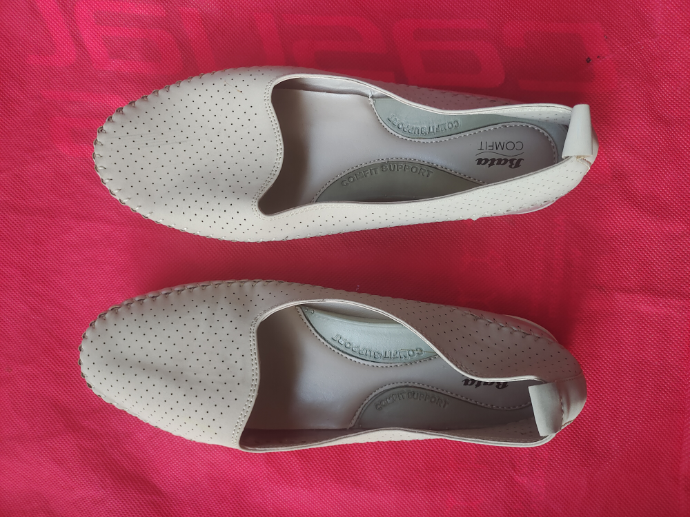 Bata Comfit Women's Beige Flats, Size 7 - photo 2