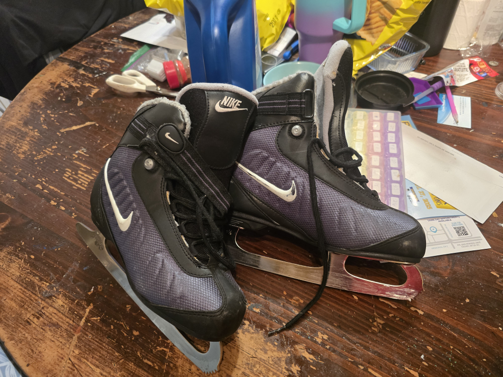 Nike Ice Skates size 7 lady's - photo 2