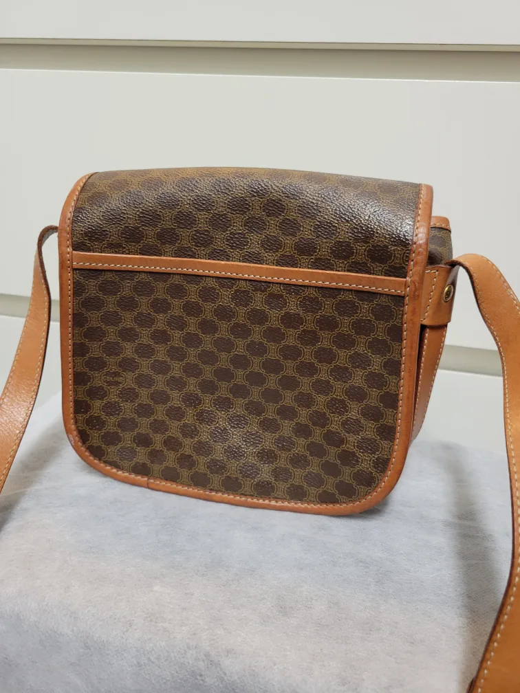 Celine Messenger Bag image indicator(10)