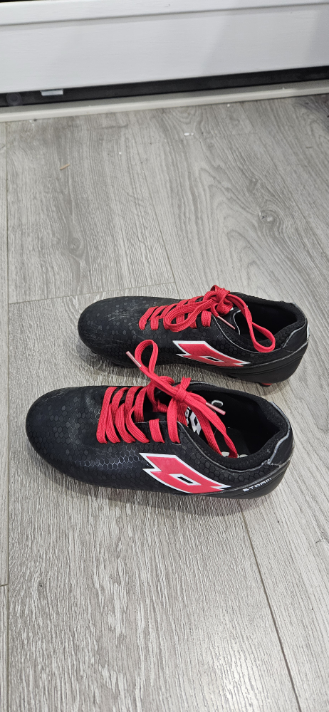 GIrls Lotto Soccer Cleats - Youth Size 4