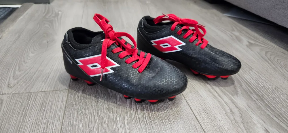 GIrls Lotto Soccer Cleats - Youth Size 4 image indicator(2)
