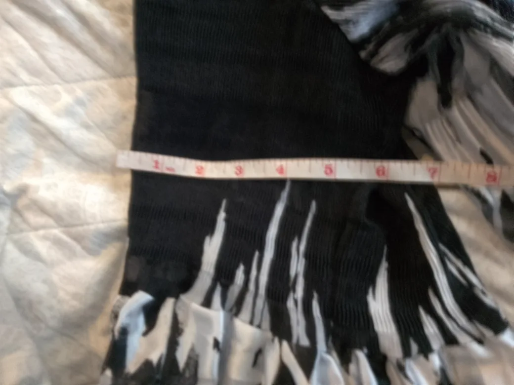 Black and White Patterned Top #freecycle 🥕🌟 image indicator(7)