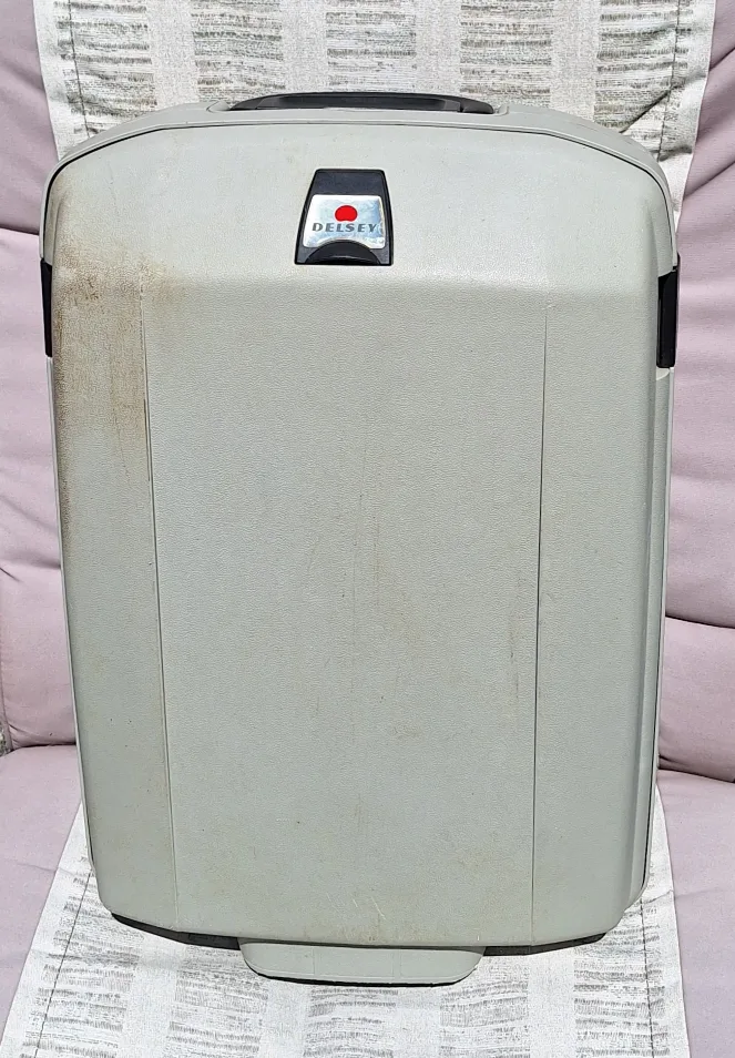 Delsey Carry-On Suitcase 🇨🇦 (Kit Cat Club rescue) thumbnail