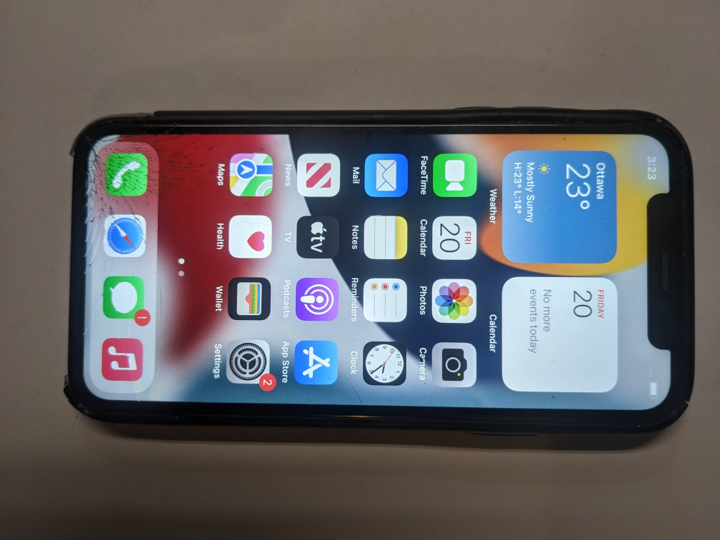 iPhone X - 256GB (SLIGHTLY CRACKED SCREEN)
