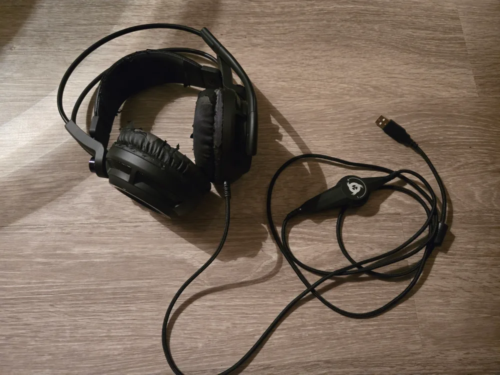 Gamer headphones thumbnail