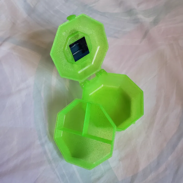 🆕Glittery Lime Green Makeup Case image indicator(3)