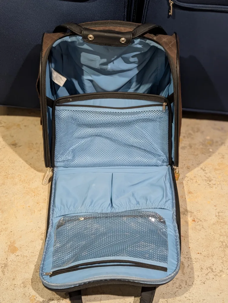 Heys Luggage set - like new! image indicator(8)