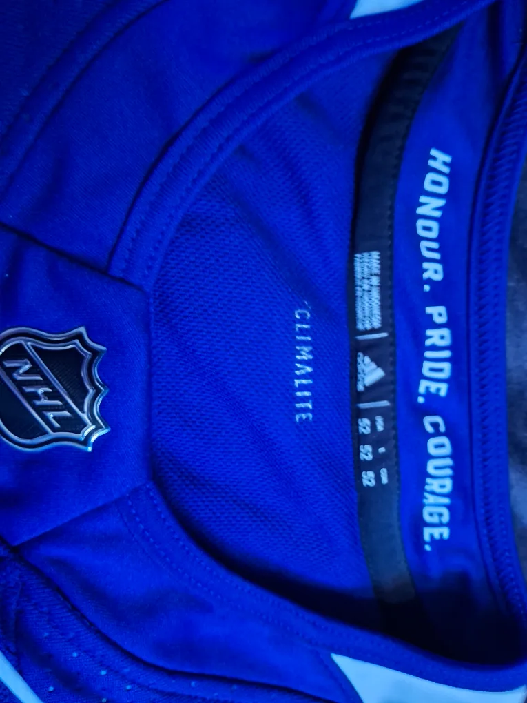 Adidas Toronto Maple Leafs Matthews #34 Jersey, Size 52 image indicator(3)