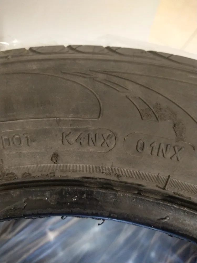 Set of 4 All season Defender Tires - 185/65R15 image indicator(4)