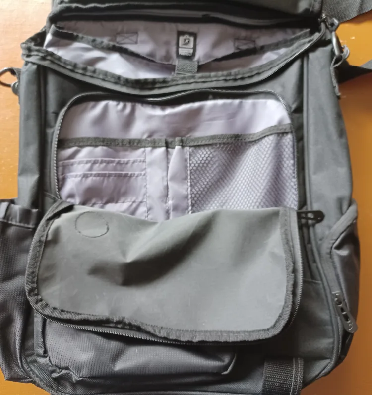 Sturdy, black laptop travel bag image indicator(4)