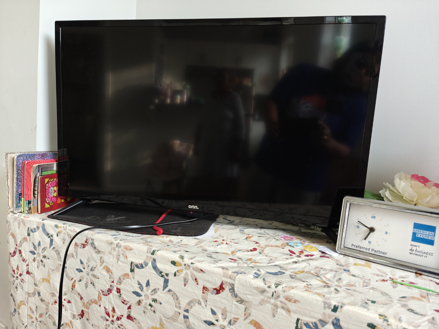 onn 32" Class HD (720P) LED Roku Smart Television - photo 2
