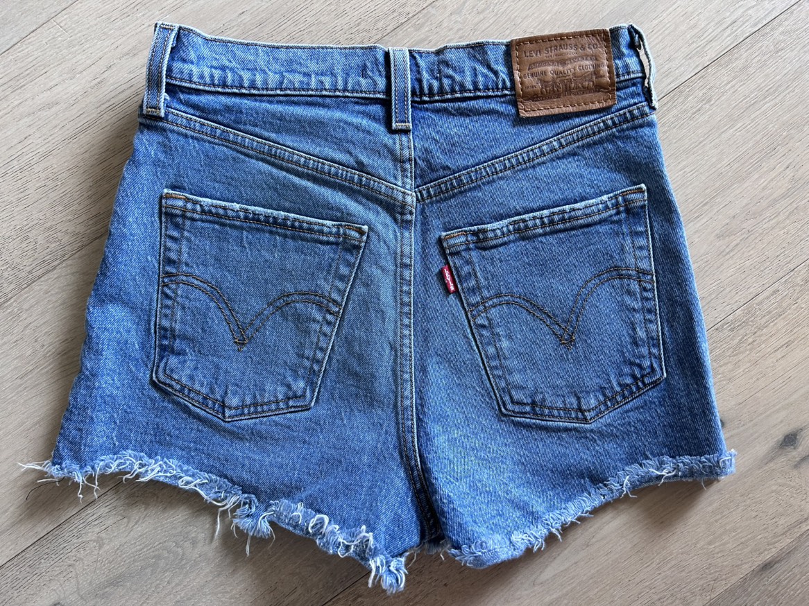 Levi’s Ribcage Shorts Size 26