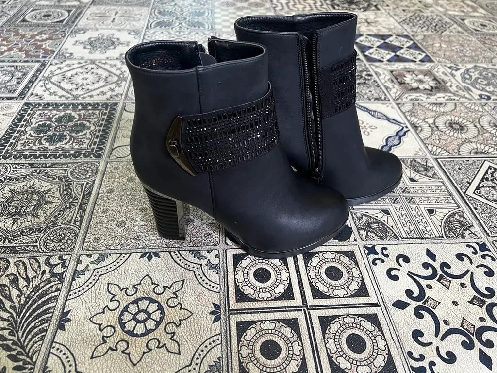 Modare Black Ankle Boots - Size 8.5 image indicator(5)
