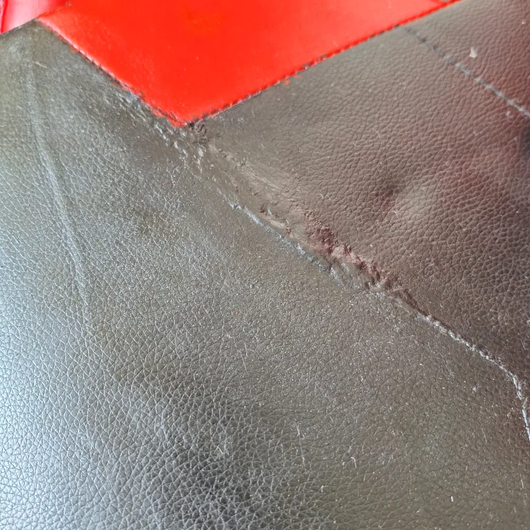 VITESSE Red and Black Gaming Chair image indicator(3)