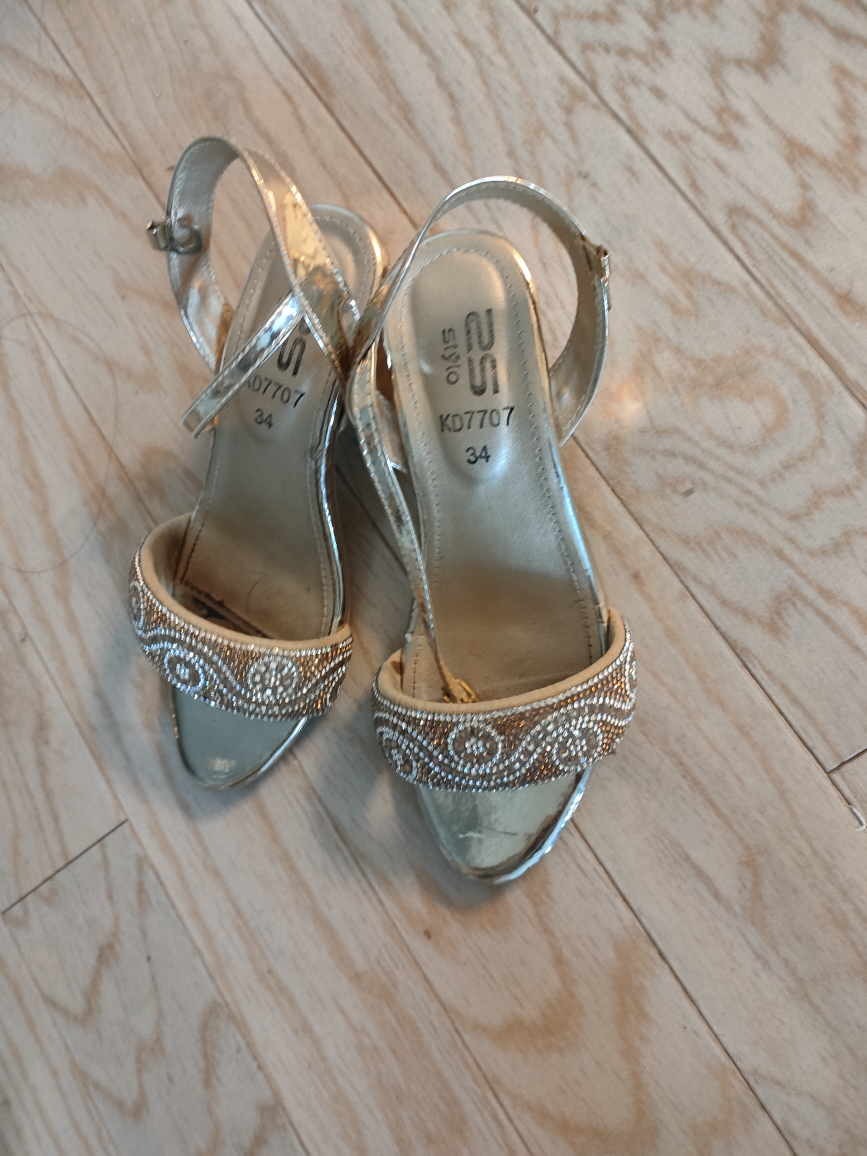#free cycle - girls golden heels - photo 3