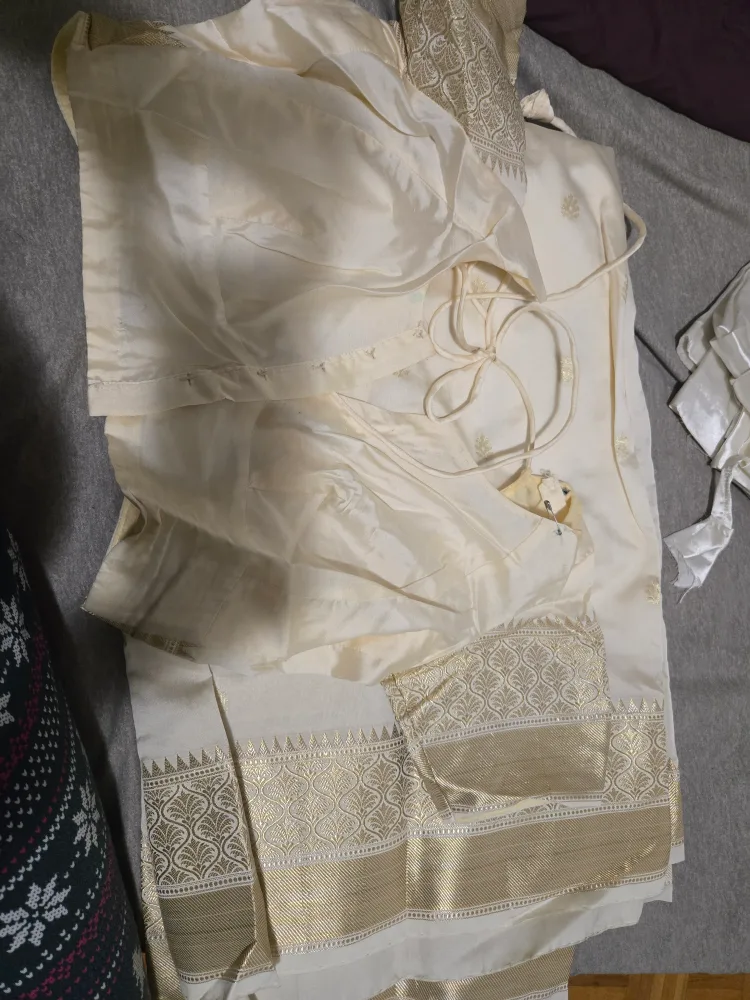 Creamy Sari Ensemble thumbnail