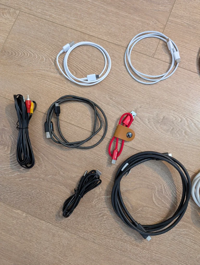 Variety of Cables and Charger image indicator(3)